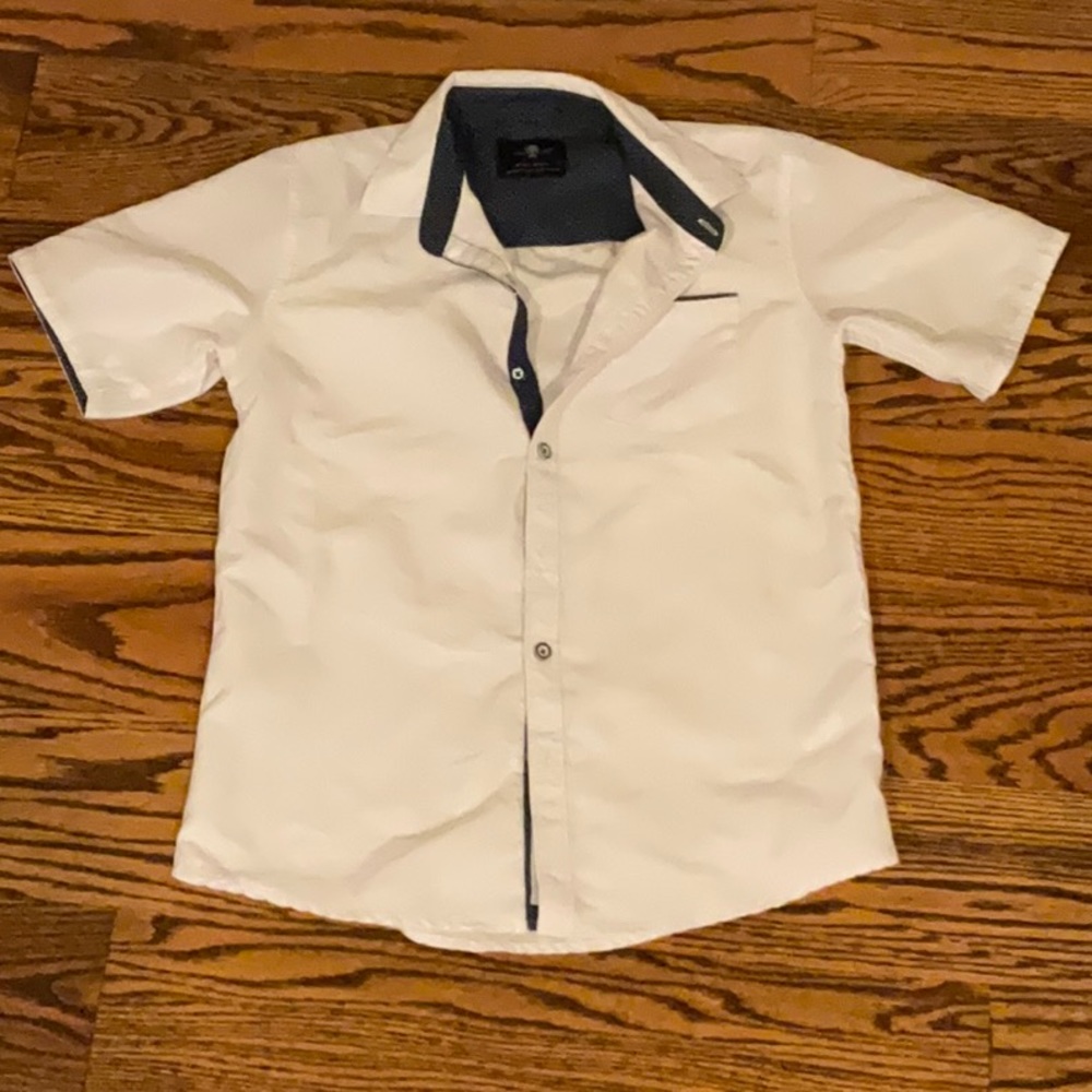 Craft and flow button up top with pocket. K115